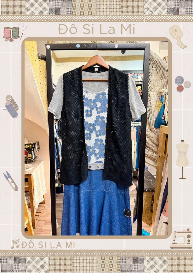 Áo gile ren đen phối áo hoa xanh và chân váy denim xanh