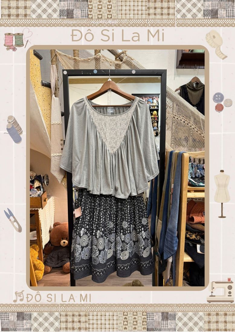 Áo kem viền ren phối chân váy họa tiết hoa xanh navy